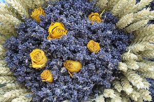 Dried roses and lavender flowers at market - Lourmarin