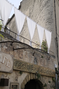 Le  Grenier Du Voyageur Lourmarin by Kevin Oke