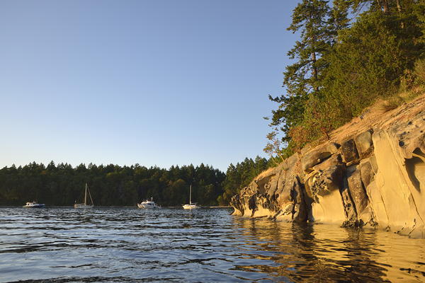 Sculpted sandstone cliff in front of the Tent Island anchorage Print
