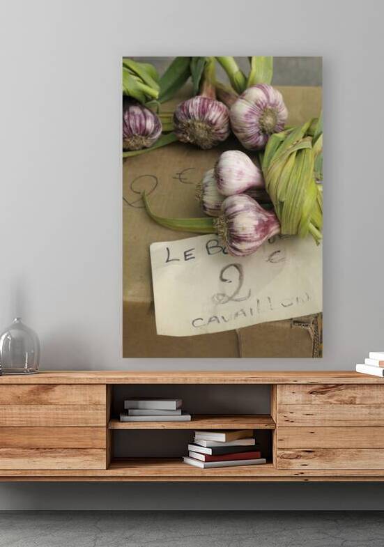 Fresh red garlic at the Lourmarin market by Kevin Oke